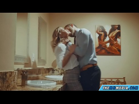 ❤️ Khi một cô gái tóc vàng busty quyến rũ bạn trong một nhà vệ sinh công cộng Khiêu dâm chất lượng tại chúng tôi ❌